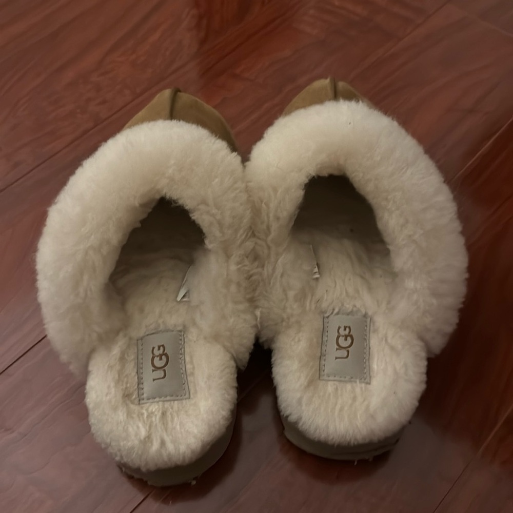 Women's UGG size 7 disquette slippers